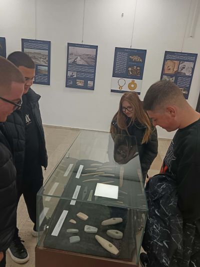 С машина на времето наши ученици се пренесоха в праисторията 8